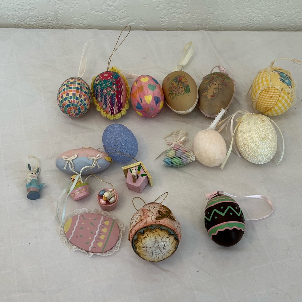 Lot of 17 vintage Easter egg decor plastic‎ kitschy ornament porcelain crackle